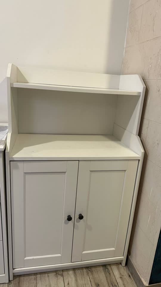 Prodajem kuhinjski komod IKEA HAUGA u dobrom stanju. Ima tragove korišćenja i malu ogrebotinu.