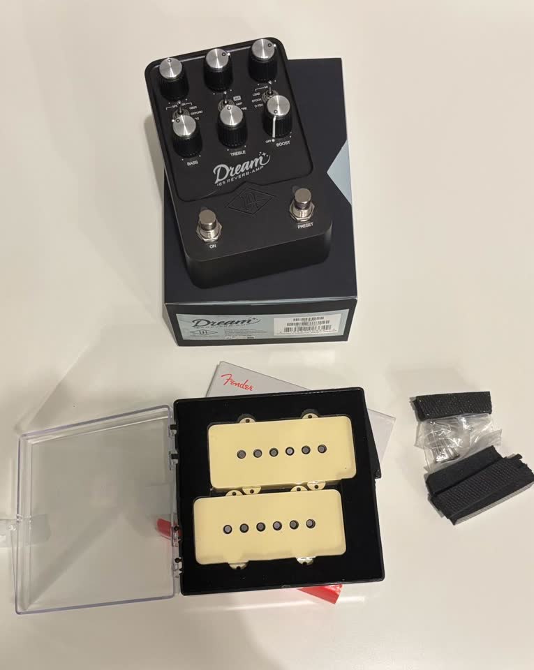 Universal Audio UAFX Dream ’65 i Fender Player Series Alnico V Single-Coil Jazzmaster Pickups