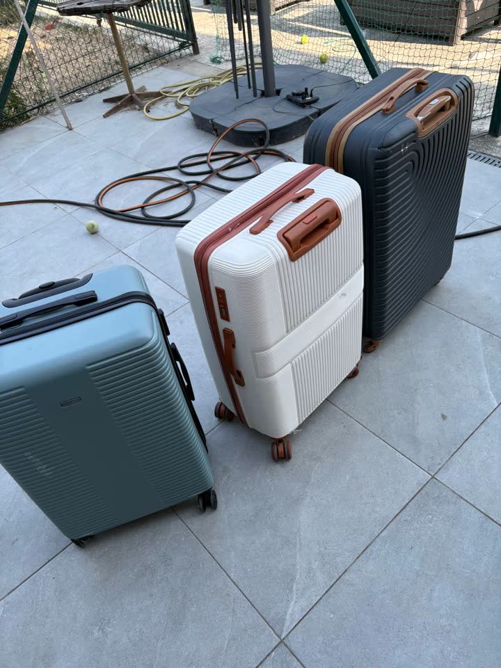 Prodajem kofere L veličine
