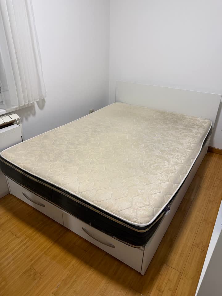 Продам кровать 195х145 с полками для хранения