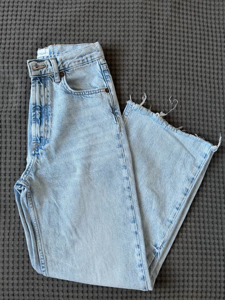 Голубые джинсы Zara