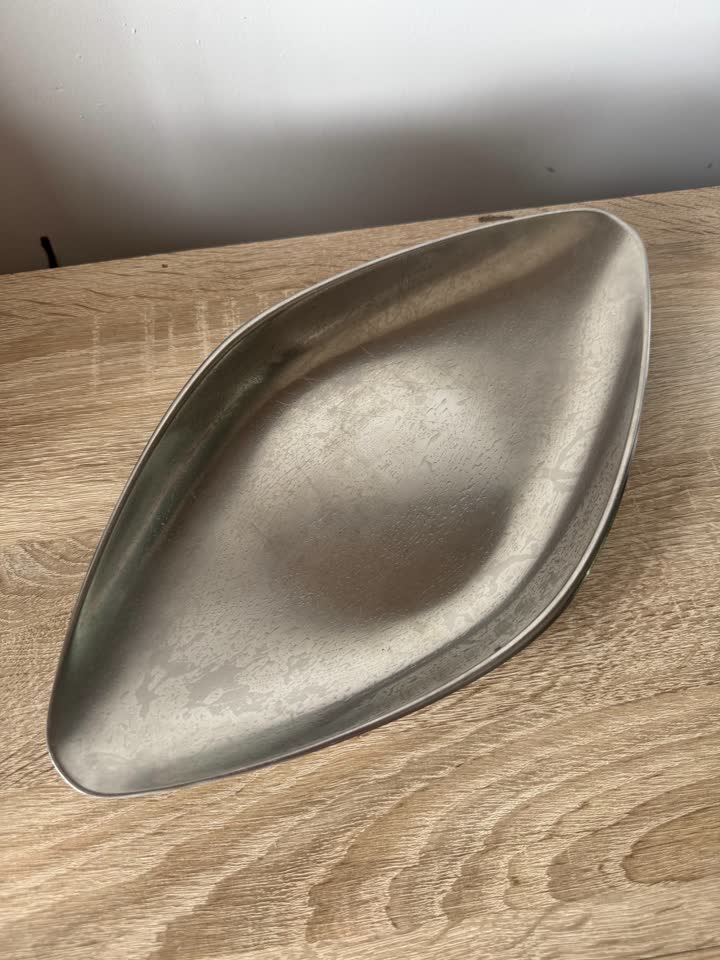 Servirni tanjir/poslužavnik od nerđajućeg čelika, WMF, 1960-e. Dužina 33 cm.