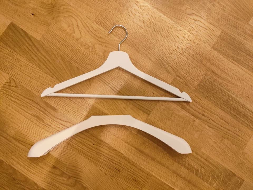 Prodajem 8 drvenih vešalica bele boje, za odrasle - BUMERANG, IKEA.
