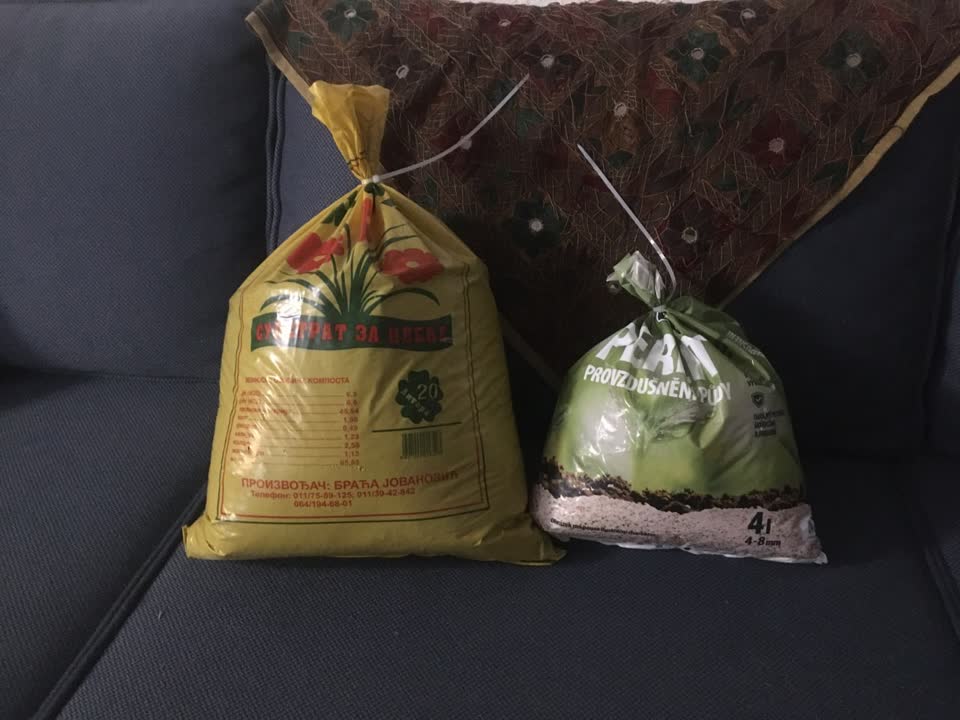 Dajem skoro pun džak zemlje i pakovanje perlita