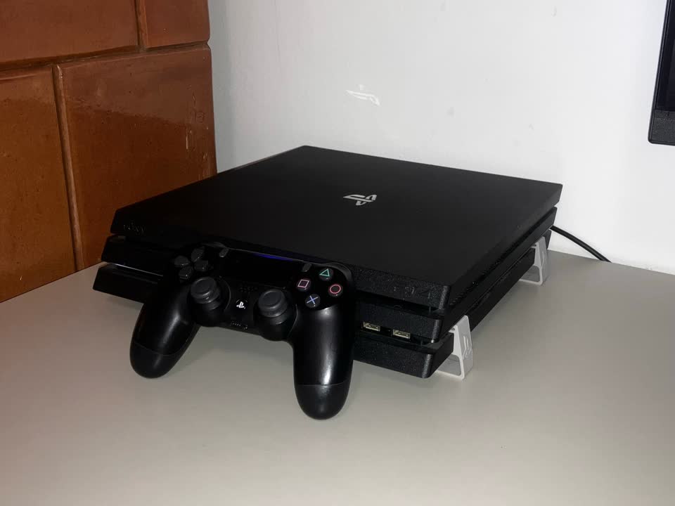 Продам Playstation 4 Pro (1 ТБ) в отличном состоянии