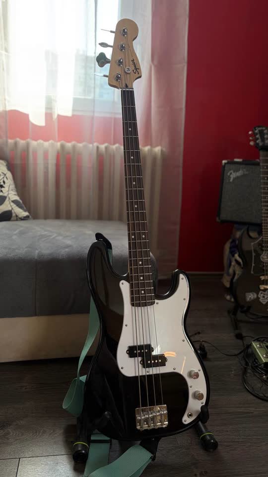Продам бас гитару Squier By Fender Precision Bass и комбик Fender Rumbler 15