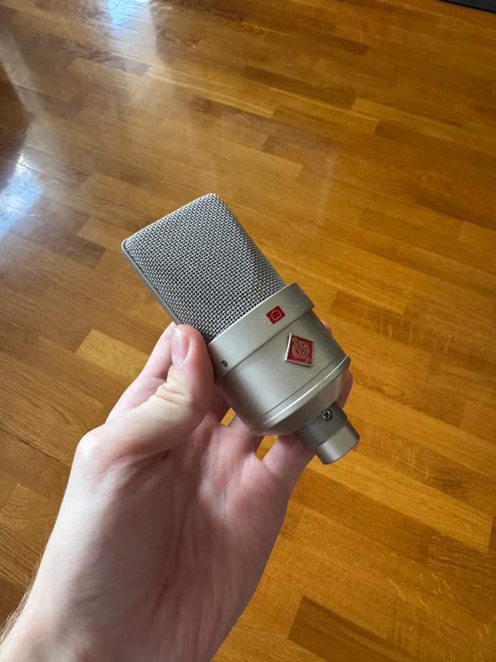 Конденсаторный микрофон в дизайне под Neumann