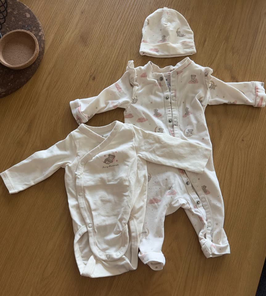 Prodajem komplet za spavanje za bebu 0–2 meseca i sitnice za mamu
