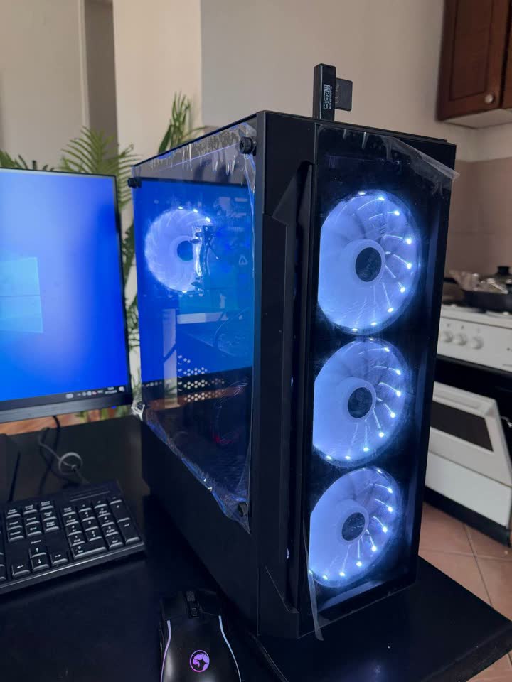 Prodajem dva računara, laptop, dock stanicu, ruter i iPhone 13 Pro