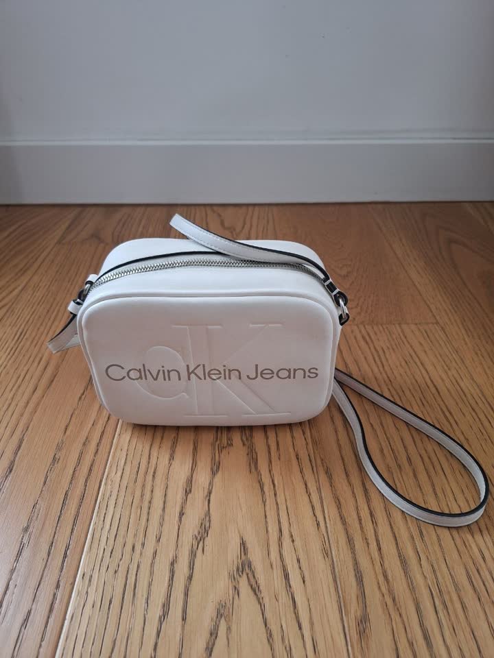 Белая сумка Calvin Klein