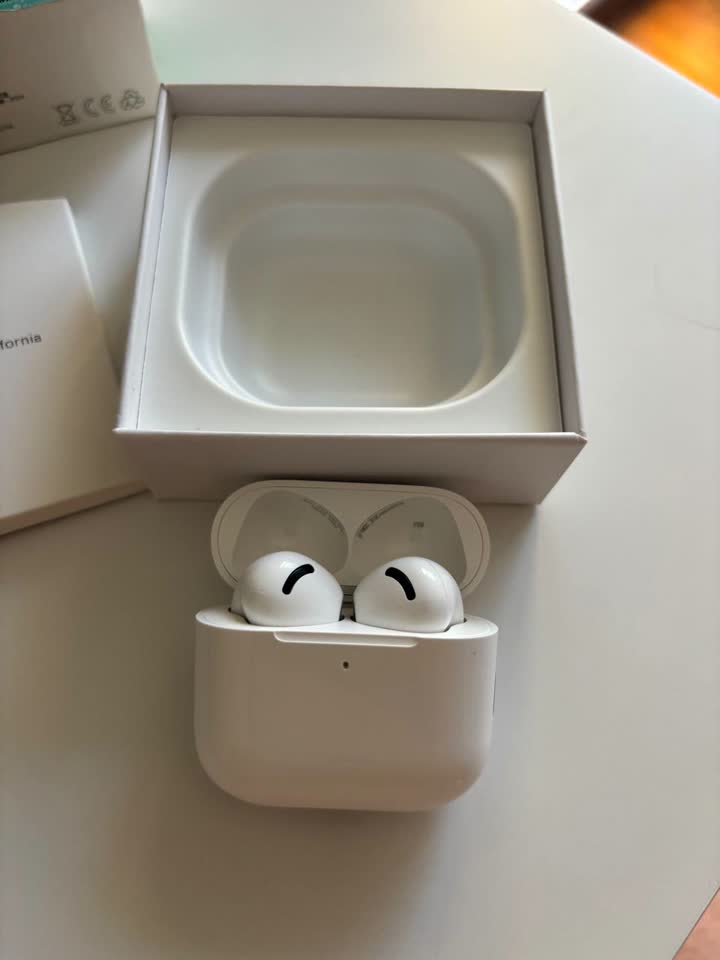 Apple AirPods 4 ANC