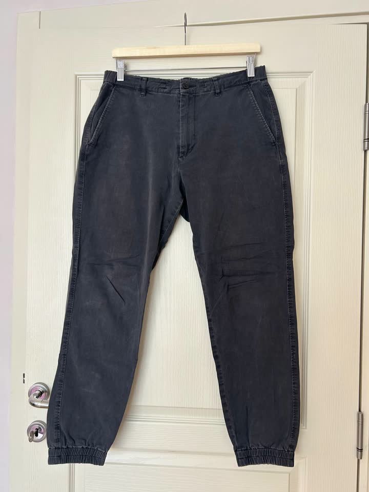 1. Брюки мужские Uniqlo легкие, хлопковые, пояс сзади на резинке и регулируется скрытым шнур