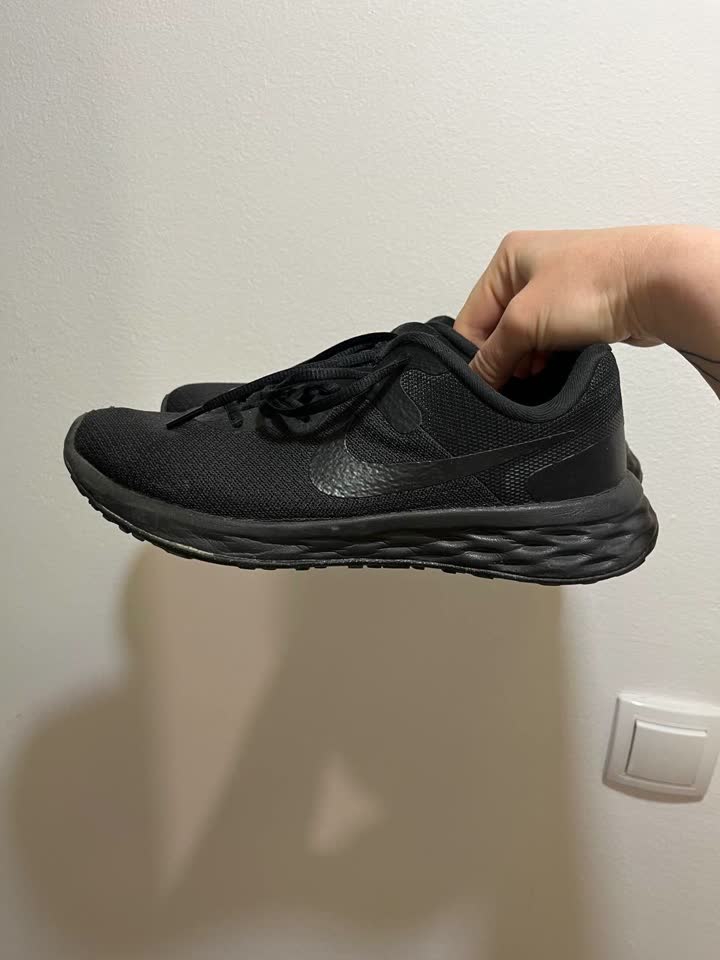 Кроссовки Nike Revolution 6, свитшот H&M и теплое вязаное платье