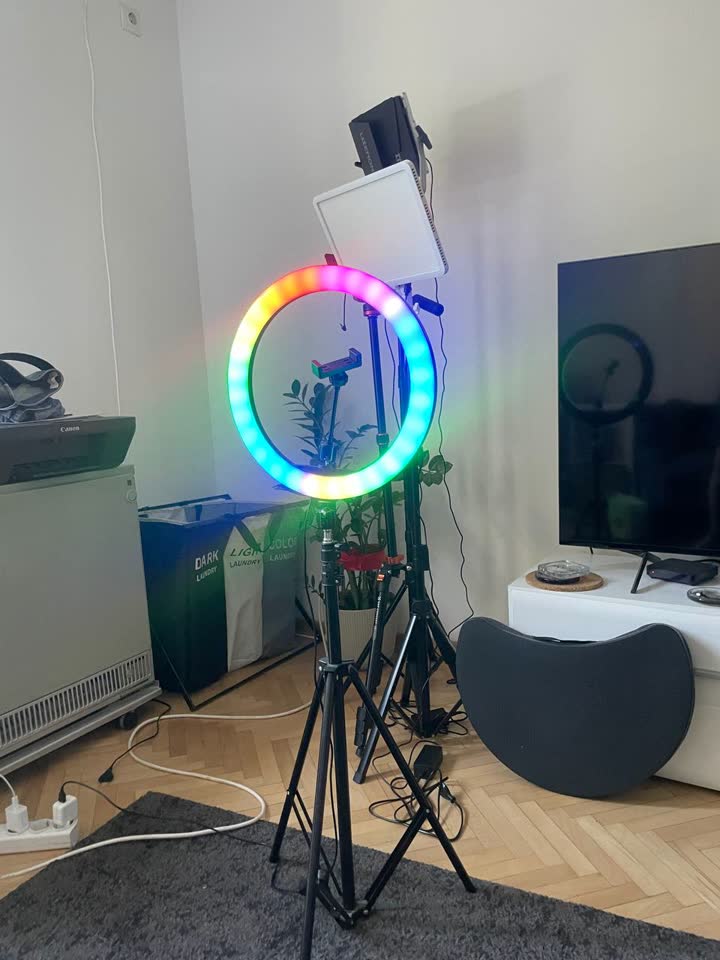 RGB prstenasta lampa sa stalkom i držačem za telefon — kao nova