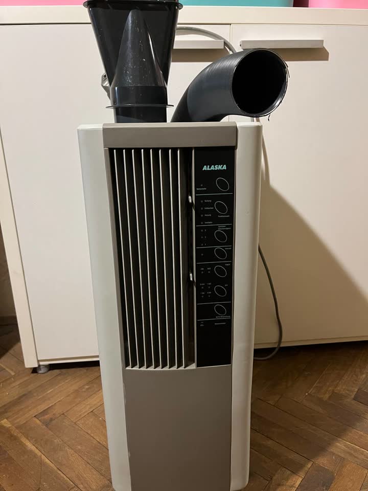 Polovni mobilni podni klima uređaj.