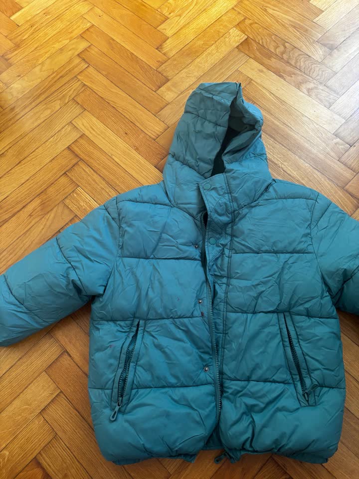Jakna Waikiki 6-7 godina, ima fleke, nije uspelo da se ukloni, ali je odlična za šetnju