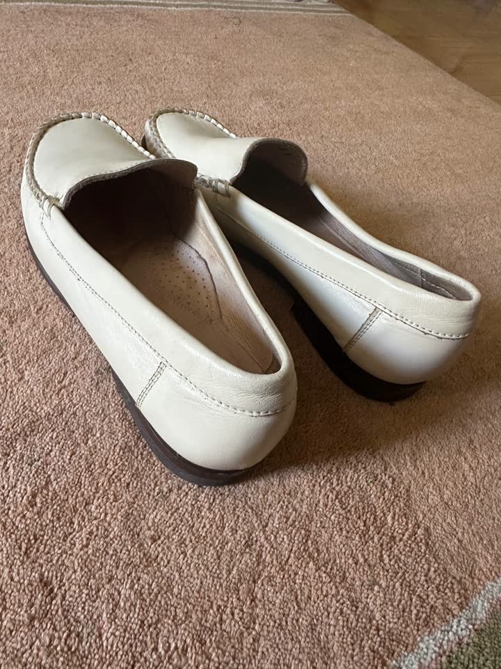 Poklanjam ženske loaferice broj 41, srpskog porekla. Vidi se da su nošene
