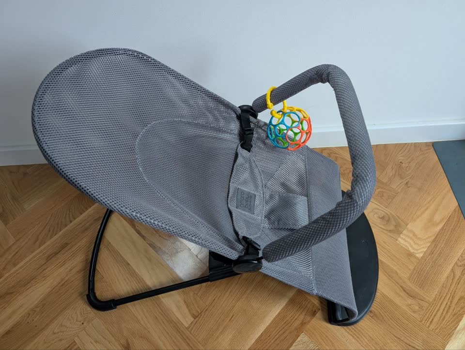 Ležaljka-gugalica za bebe