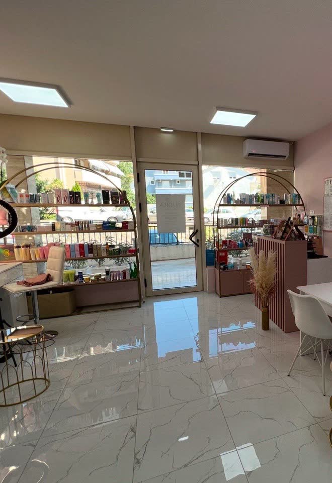 Hitna prodaja nameštaja za salon, kancelariju ili showroom