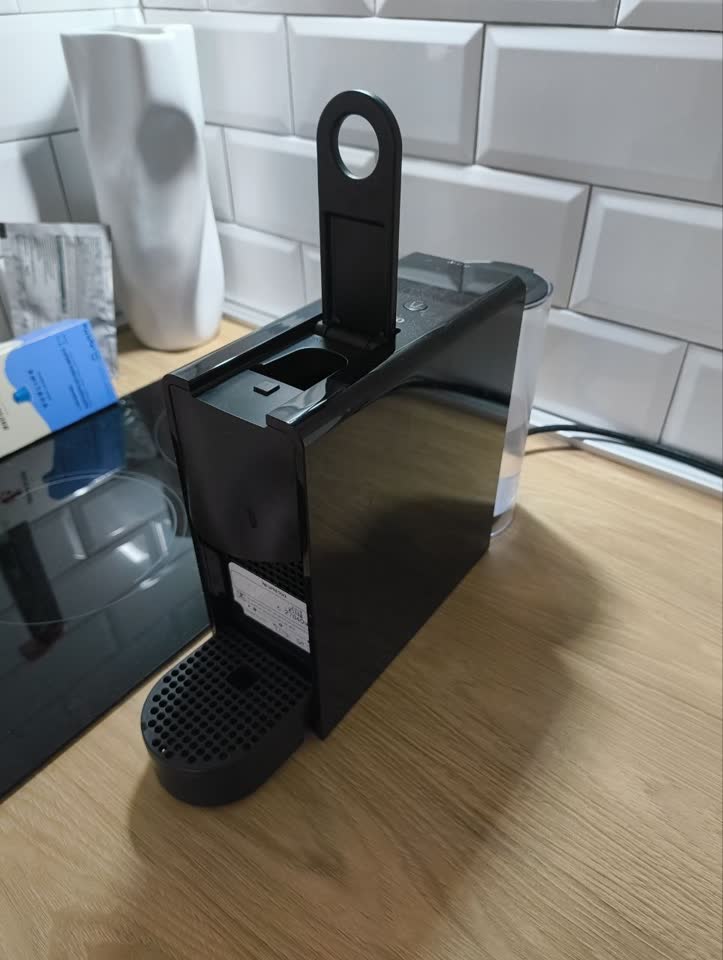 Продам кофе машину Nespresso в хорошем состоянии. Регулярно промывалась лимонной кислотой.