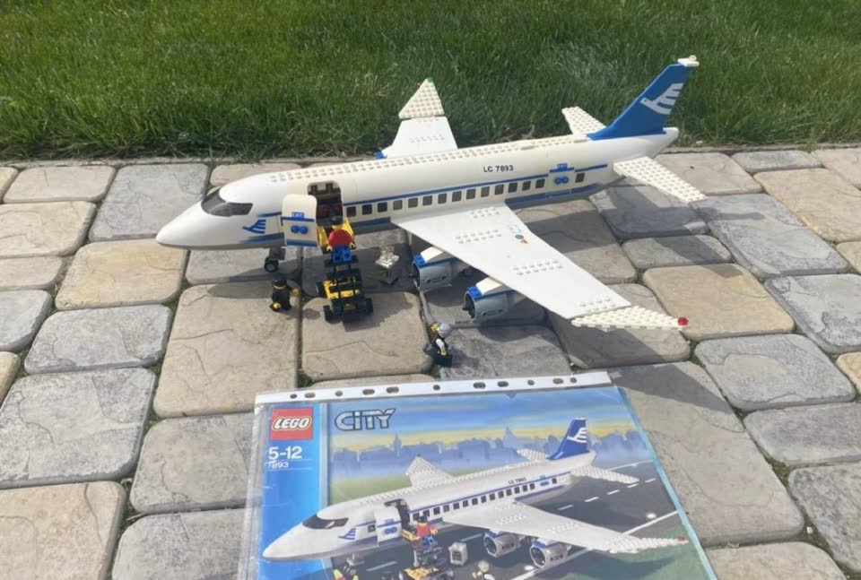 LEGO 7893 — Пассажирский самолёт