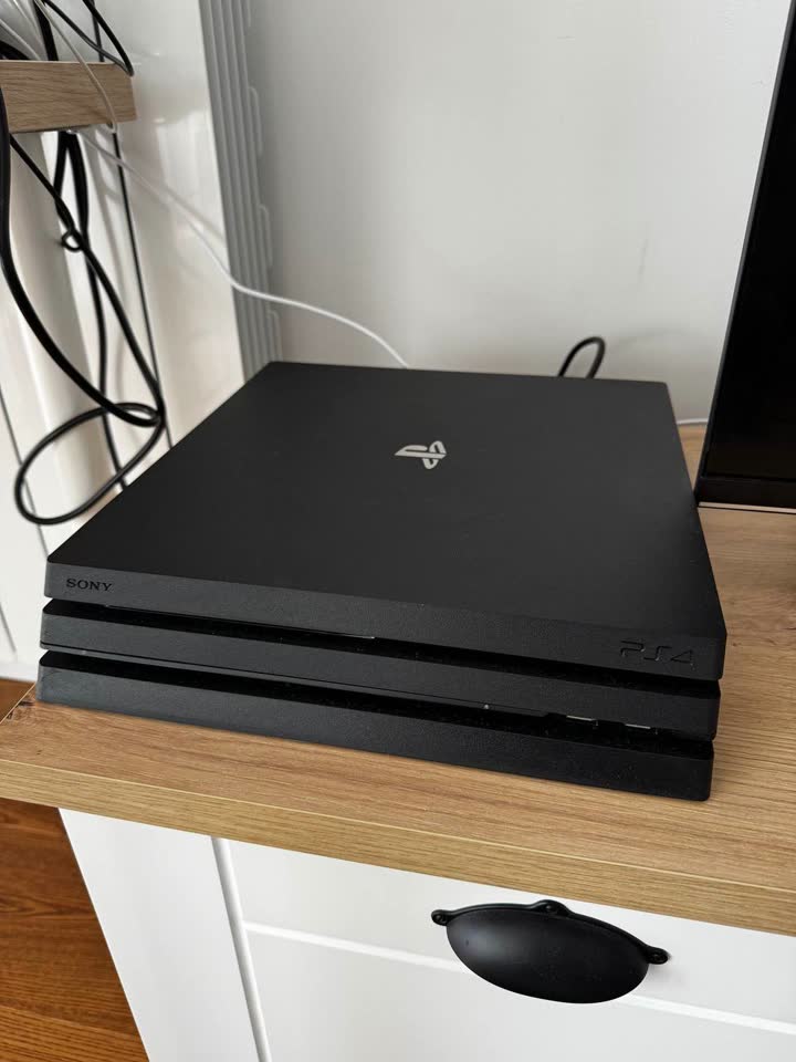 Продам Playstation 4 Pro (1ТБ)