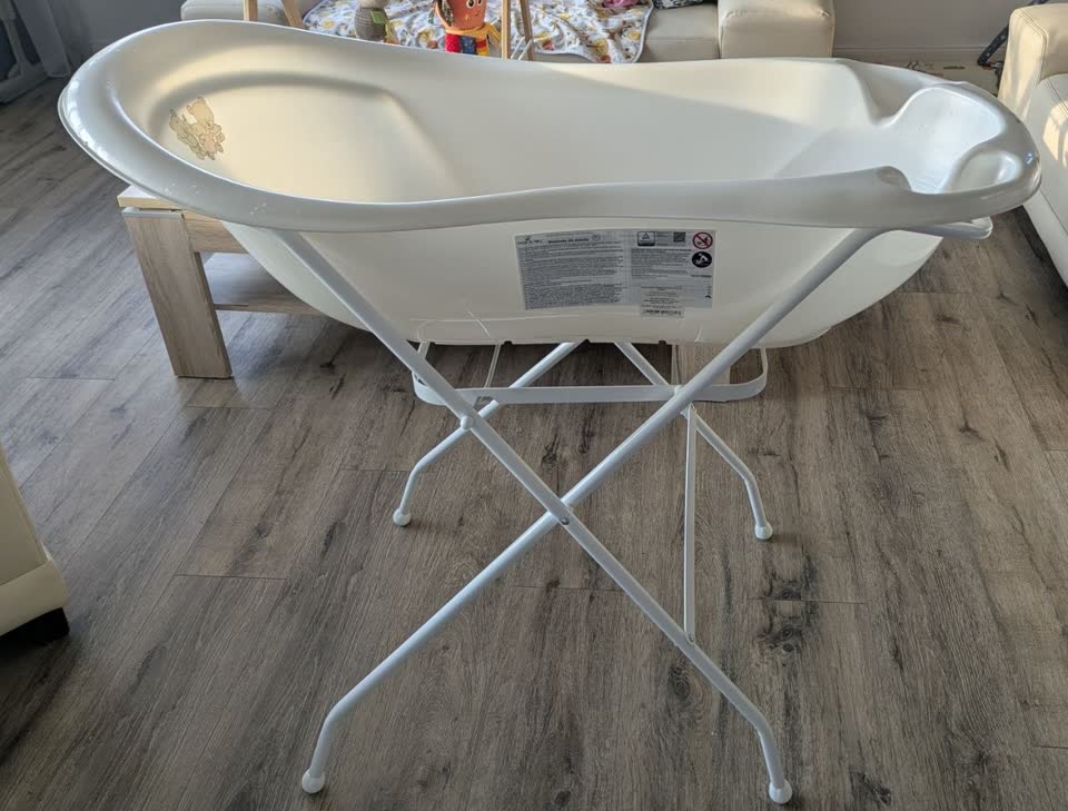 1) Prodajem dečju kadicu Tega Baby Teddy Bear sa postoljem, dužina 102 cm. Kada bez pukotina