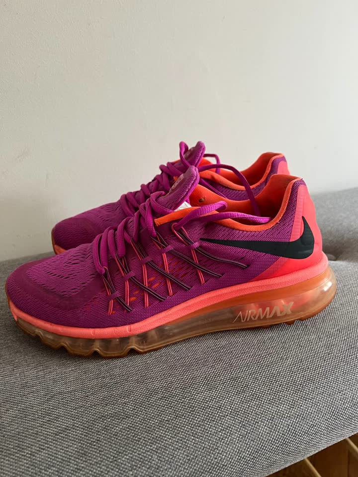 Nike ženske 39 veličina (25 cm) u dobrom stanju. Cena 4000 din