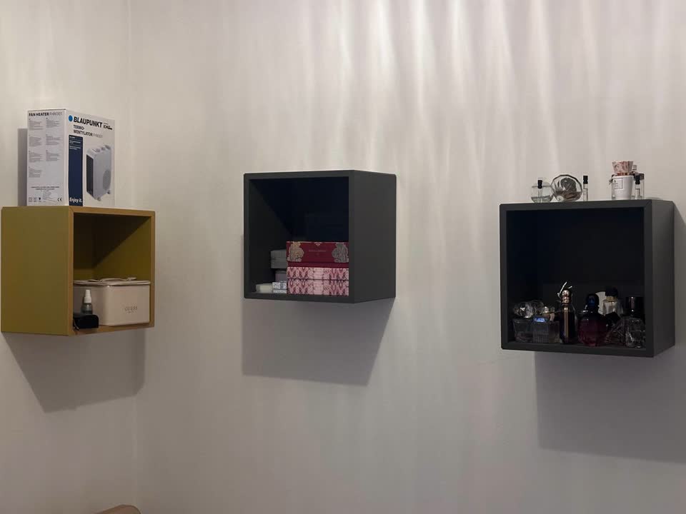 IKEA police – dve sive i jedna žuta.