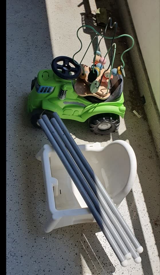Dečija stolica, traktor i igračka iz Ikee