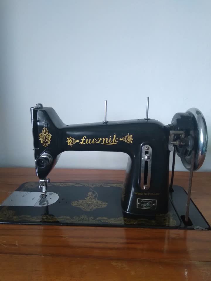 Poljska šivaća mašina „Lucznik“ sa nožnim pogonom.