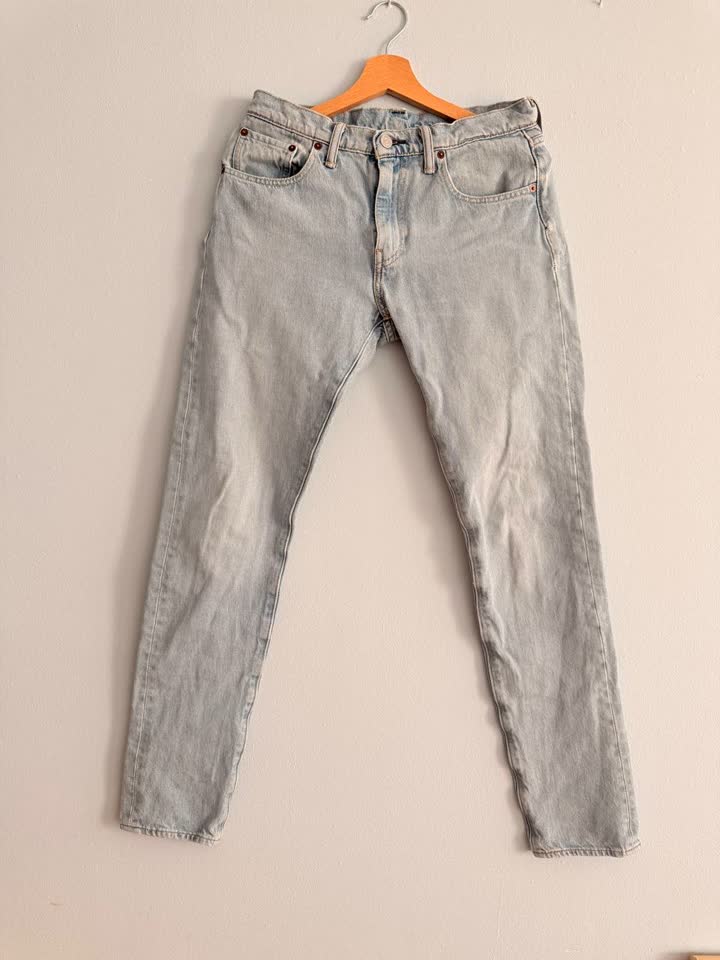 Klasične ravne farmerke Levi’s i lepršave pantalone Zara