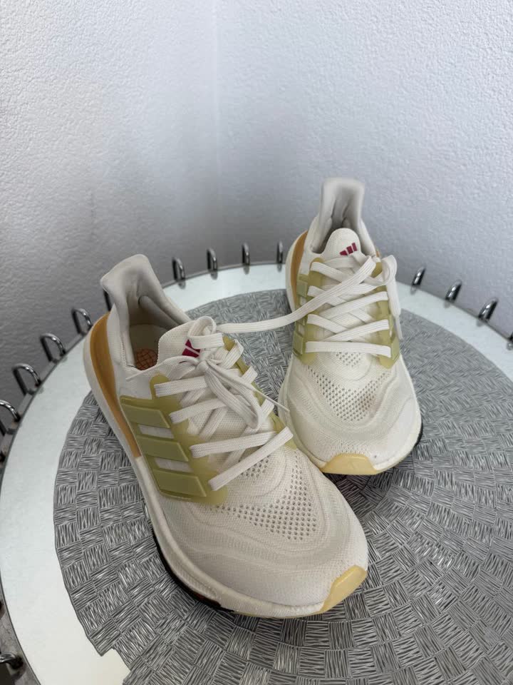 Кроссовки ADIDAS LIGHT BOOST