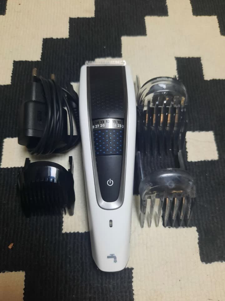 Продам машинку для стрижки волос Philips. Насадки 3-15мм и 16-28мм. На аккумуляторе. Можно м