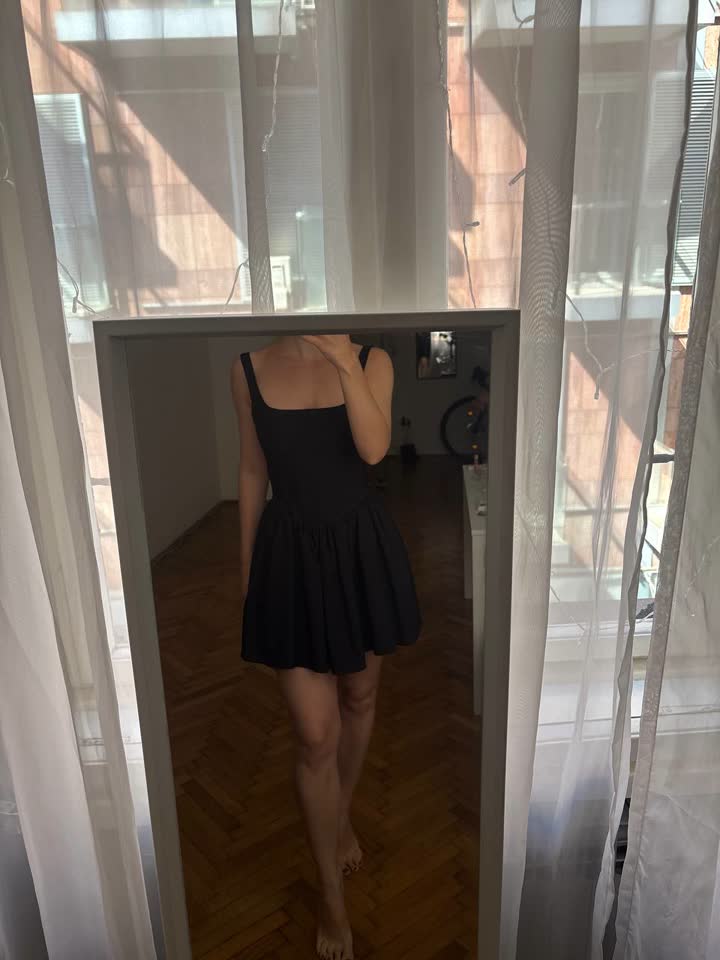 Prodajem Zara haljine mini dužine.
