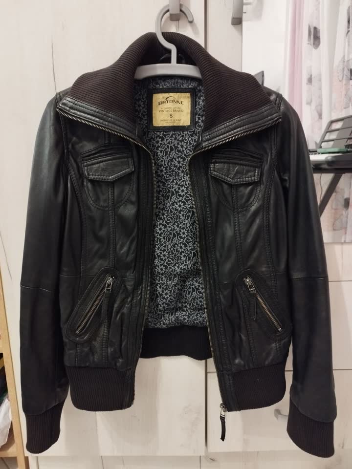Куртка из очень мягкой нат. кожи, размер S. Состояние отличное. 5000 дин. Big Fashion
