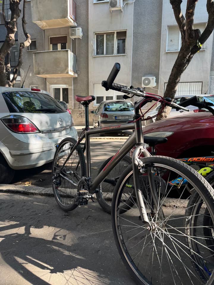 Продаю велосипед стоимость 90€ на ходу, врачар, из минусов люфтит заднее колесо