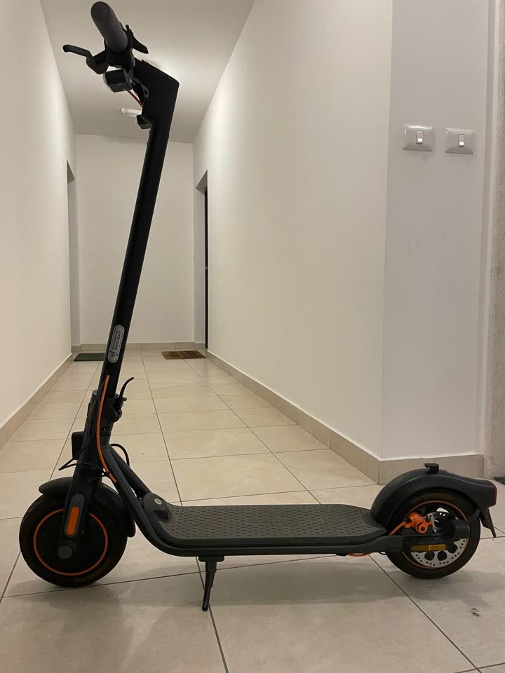 Prodajem trotinet/električni trotinet Segway Ninebot Kickscooter F40I