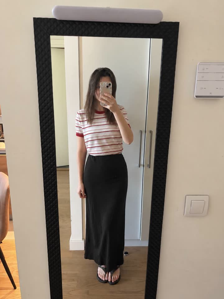 Crna suknja Stradivarius XS i majica Zara S