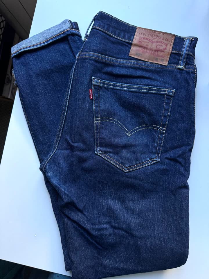 Мужские джинсы Levi’s и бежевые шорты Uniqlo