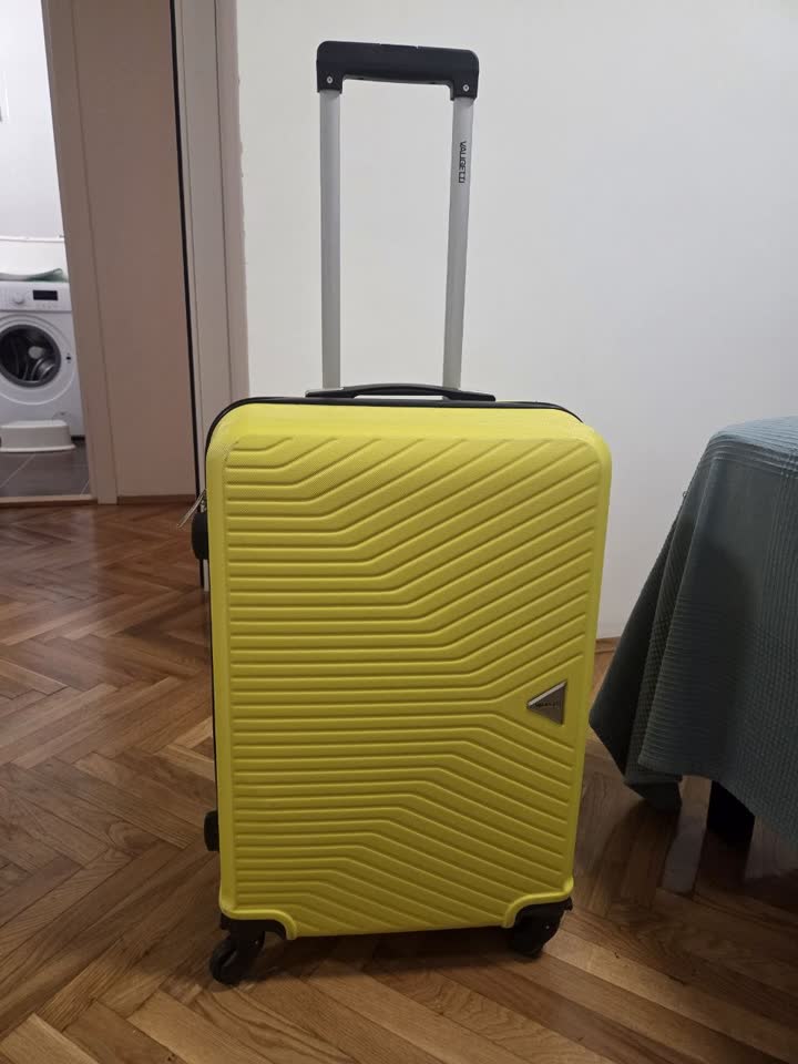 Koferi: žuti M i crni za ručni prtljag
