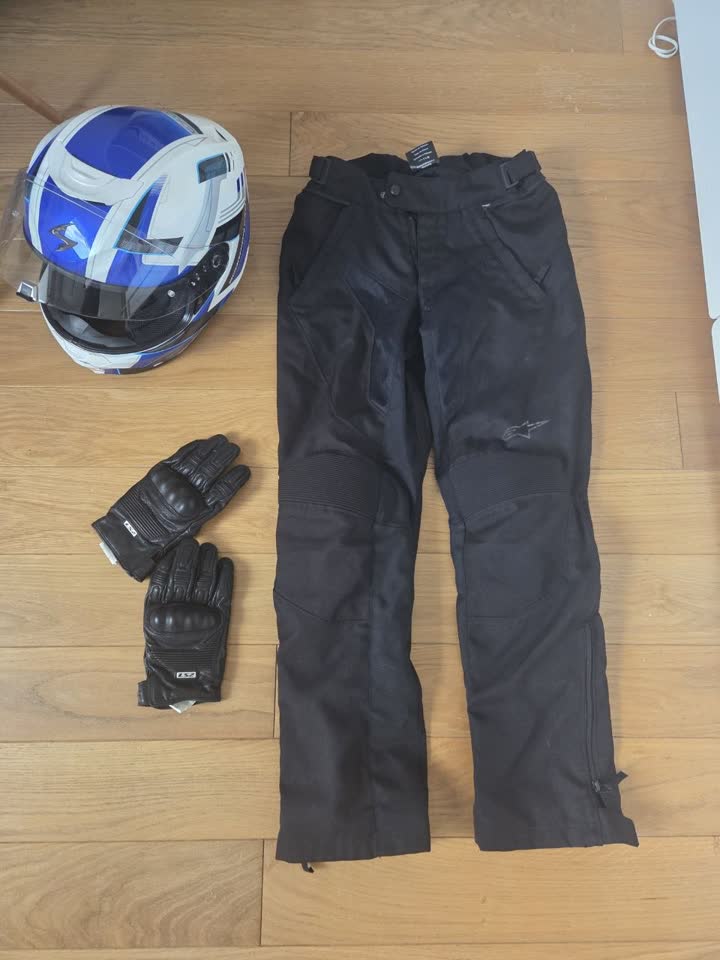 Продаю шлем (M) в идеальном состоянии, перчатки LS кожанные и мотоштаны Alpinestars (азиатск