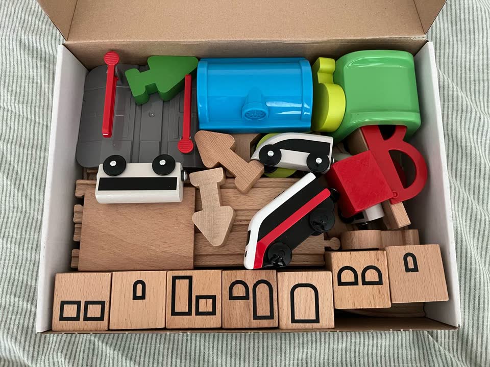 Детская деревянная железная дорога IKEA Lillabo, домик для кукол IKEA FLISAT, наборы мебели и фигурок IKEA HUSET