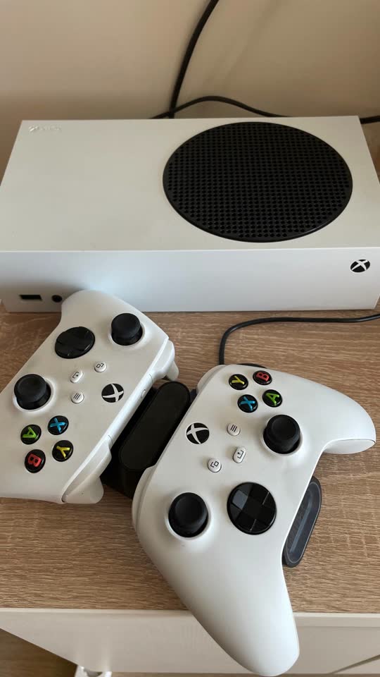 Продам Xbox Series S (512 GB) + 2 геймпада + зарядная станция