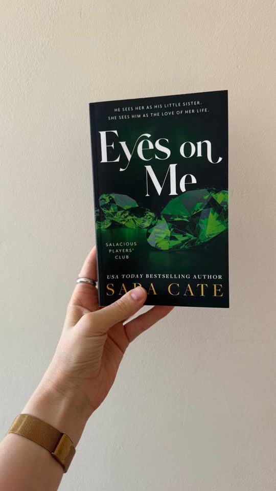 Книги: A Brush with Love, Eyes on Me, The Hating Game