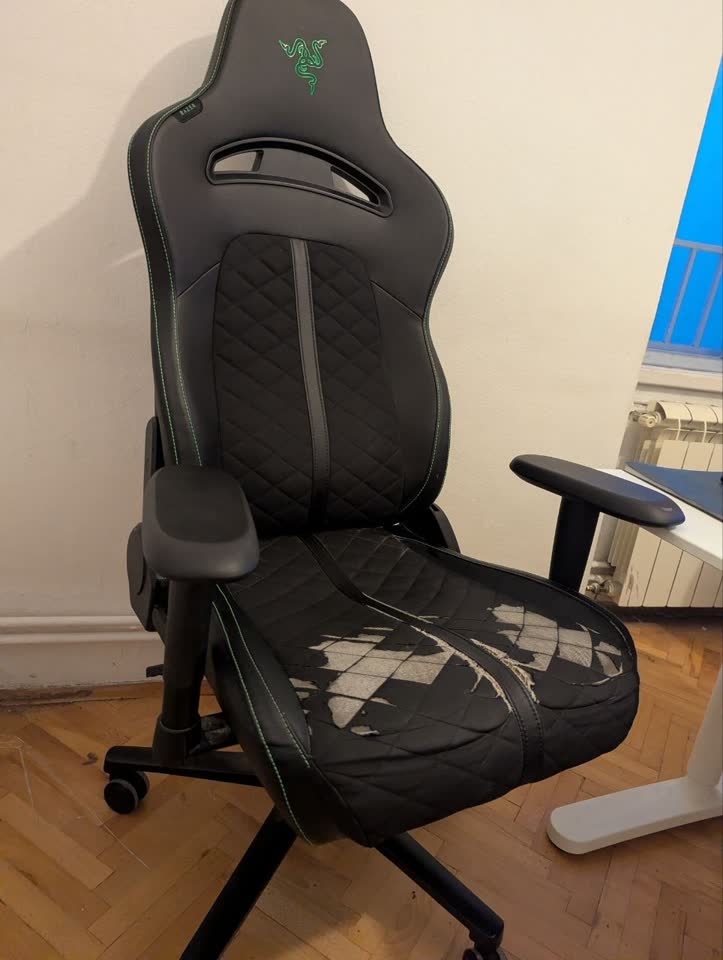 Продаю 2 одинаковых кресла Razer