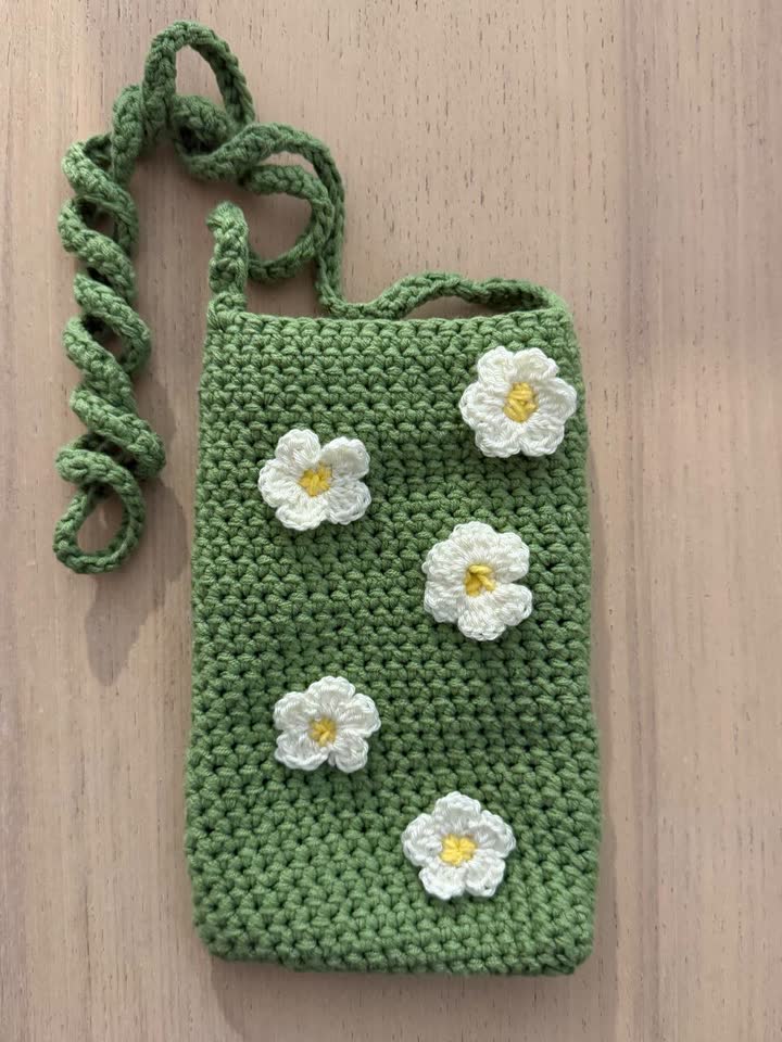 Pletena torbica za telefon 1200 dinara