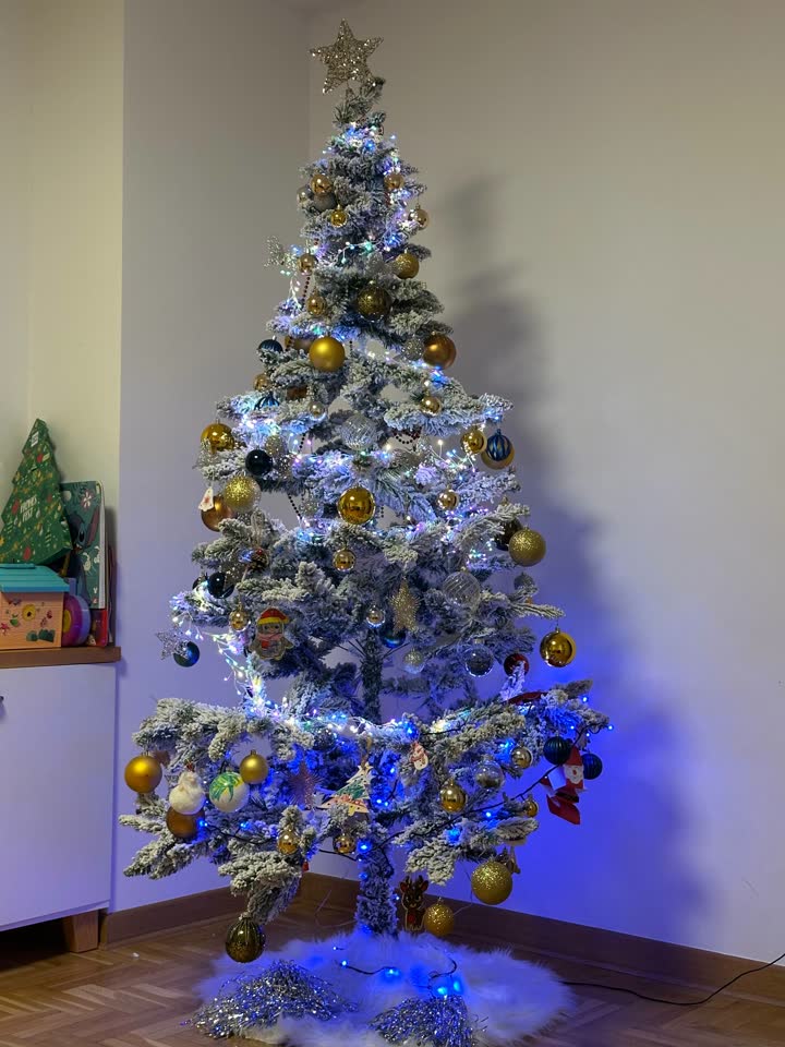 Jelka sa igračkama i lampicama