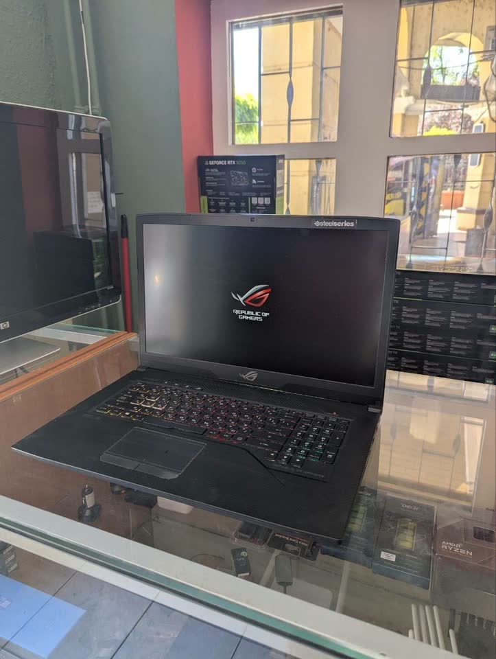 Prodajem laptop Asus G703