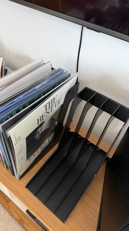 Dve minimalističke crne držače za vinil